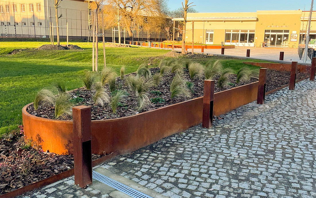 Corten acél egyedi gyártású ovális magaságyás közterületen