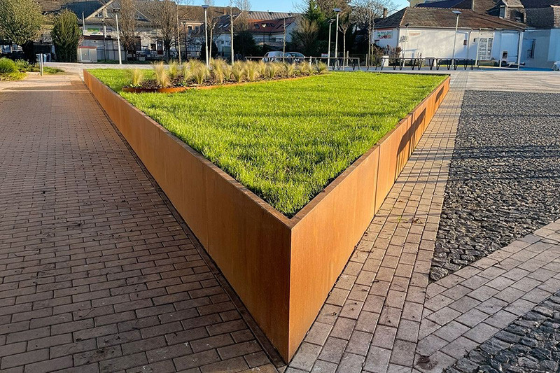 Corten acél közterületen, magaságyás, támfal