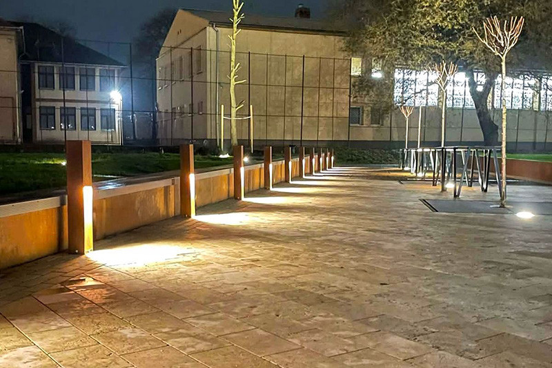 Corten acél állólámpák közterületen, esti fényben