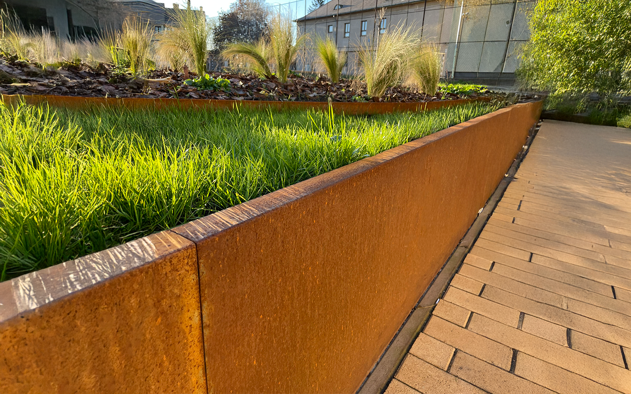 Corten acél támfal köztéren