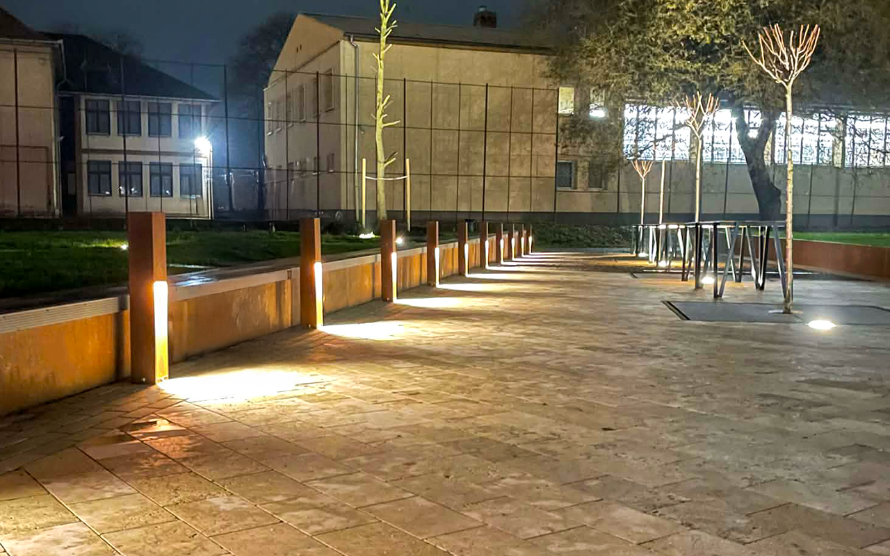 Corten lámpák közterületen esti fényben