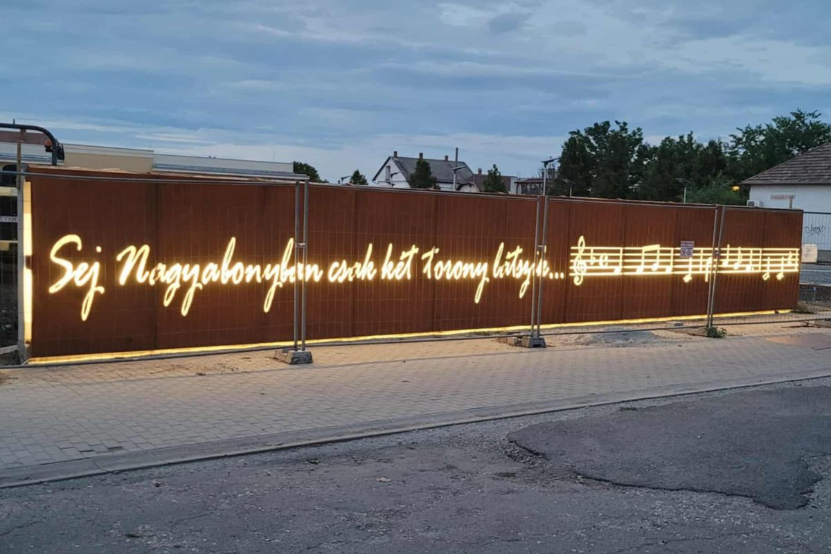 Abonyi piacon kivilágított Corten acél megállítótábla