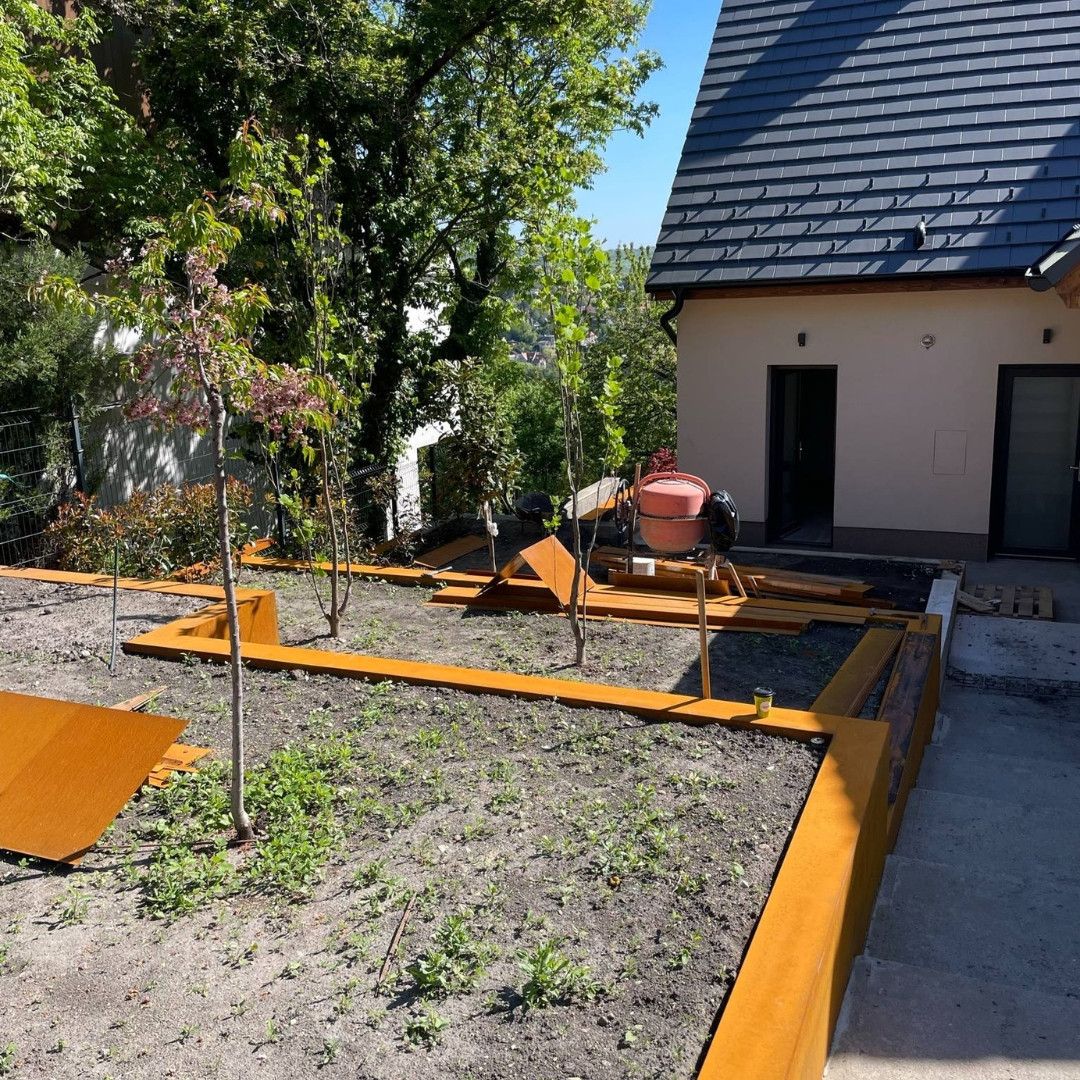 Corten támfal, magas ágyás magánkert
