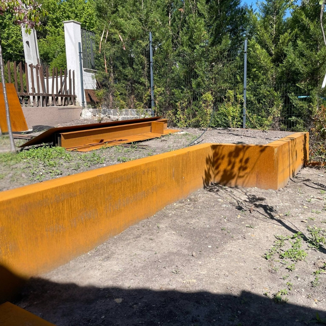 Corten támfal magánkertben