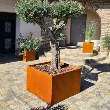 Prémium, időtálló fém virágláda Corten acélból. Mérete: 50 x 50 x 50 cm 
