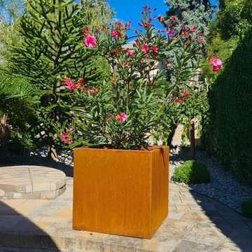 Prémium, időtálló fém virágláda Corten acélból. Mérete 40 x 40 x 40 cm