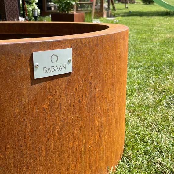Corten acél kerti tűzrakó oldalról