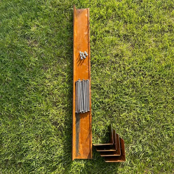 Corten acél ágyásszegély szett, 10 cm magas, 1 méter x 1 méter, minden szükséges kiegészítővel. Csavarokkal, leszúrószegekkel, toldókkal.
