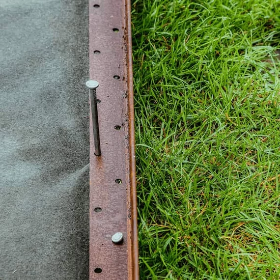 Corten acél ágyásszegély szettben, a telepítéshez szükséges kiegészítőkkel