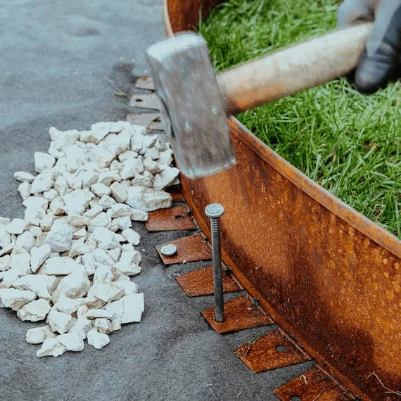 Corten acél Flexibilis ágyásszegély. Szálhossz 3 méter, magassága 20 cm.