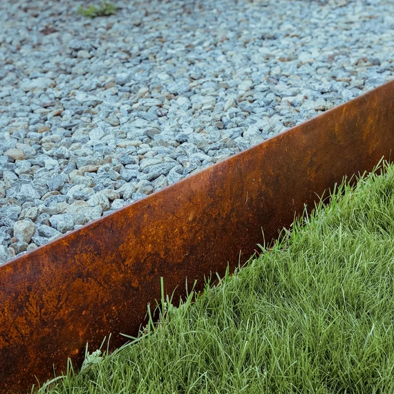 Corten acél fix ágyásszegély, gyepszegély. Szálhossz 3 méter, magasság 20 cm