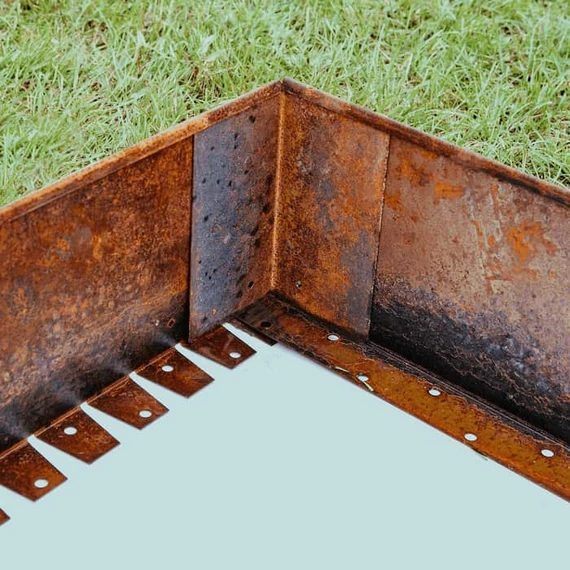 Az éles sarkok kialakításához szükséges derékszögű toldó 10 cm magas Corten acél ágyásszegélyekhez. 