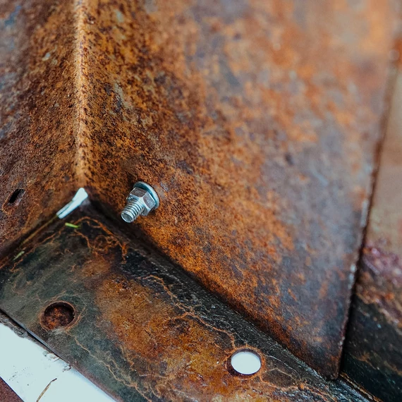 Corten acél ágyásszegély kiegészítő. A rögzítőcsavarokkal fixáljuk a szegély és a toldó illesztését.