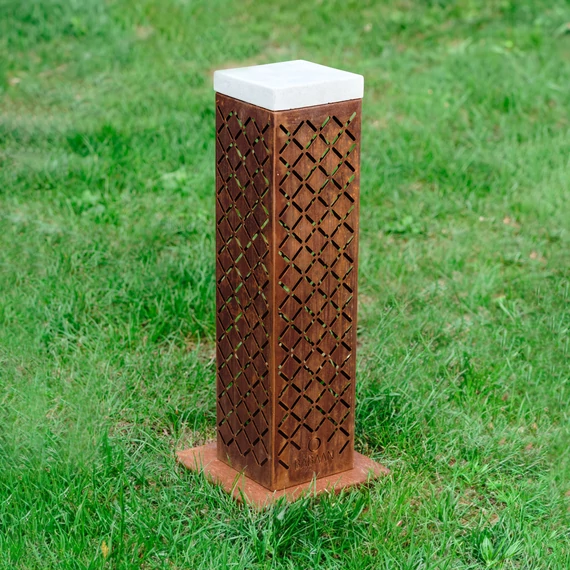 Corten acél és beton kültéri állólámpa