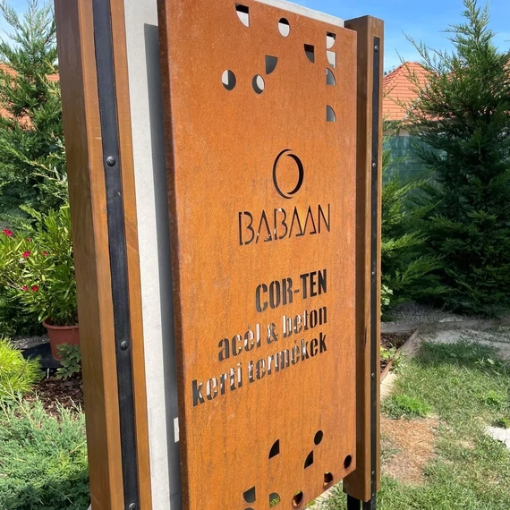 Corten és beton cégtábla, megállítótábla
