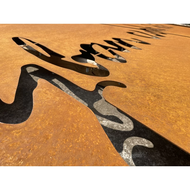 Corten acél és a természet – hogyan alakul ki a patina és mit jelent ez a kertedben?