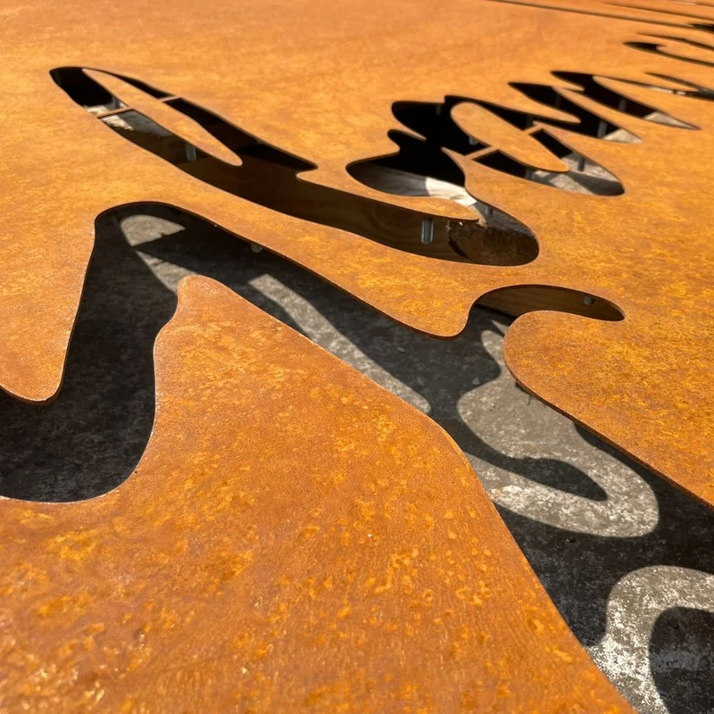 Corten acél és a természet – hogyan alakul ki a patina és mit jelent ez a kertedben?